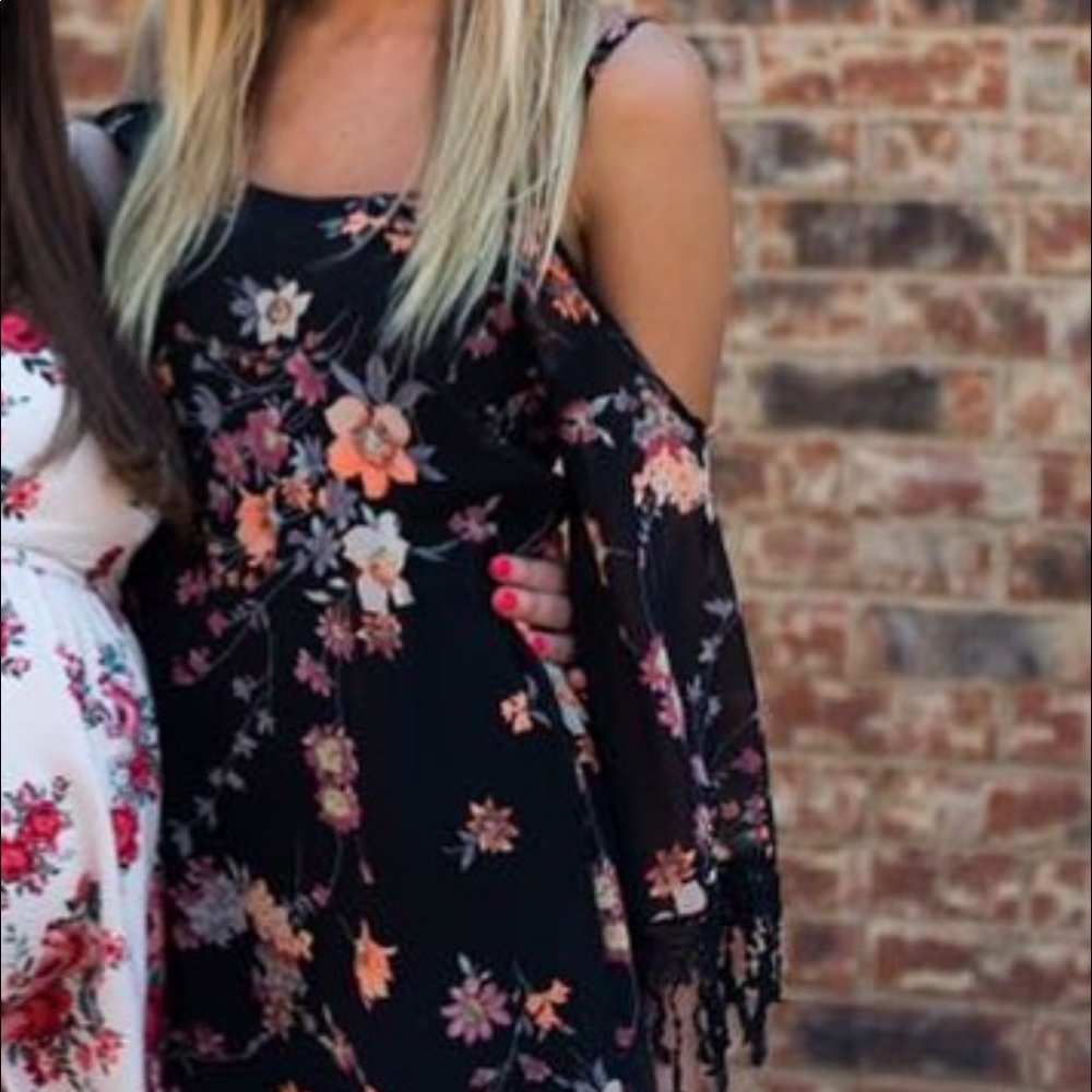 Loose fitting and flower sheer dress!
